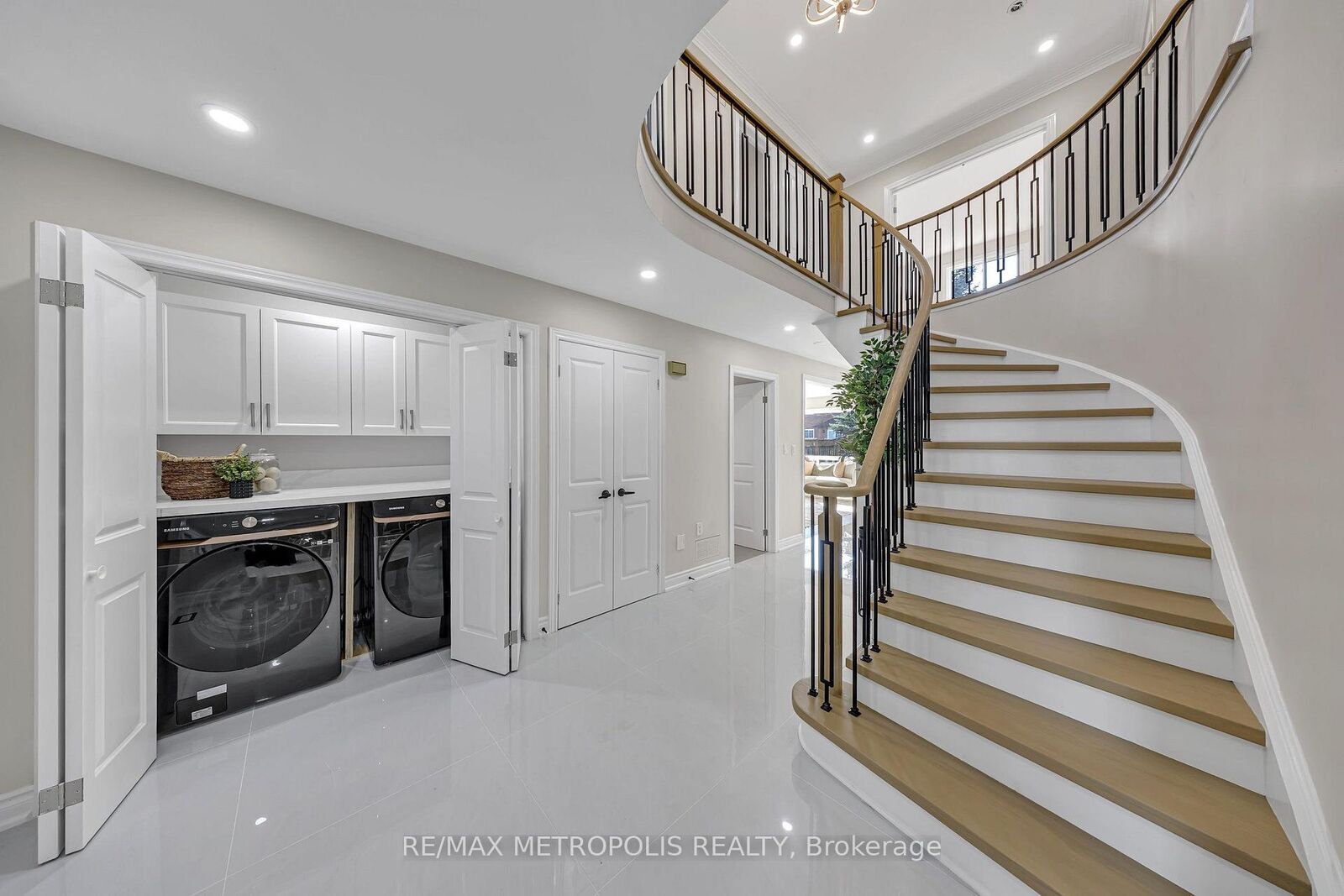 Property Photo: 296 Thornton Road N ON L1J 6T7