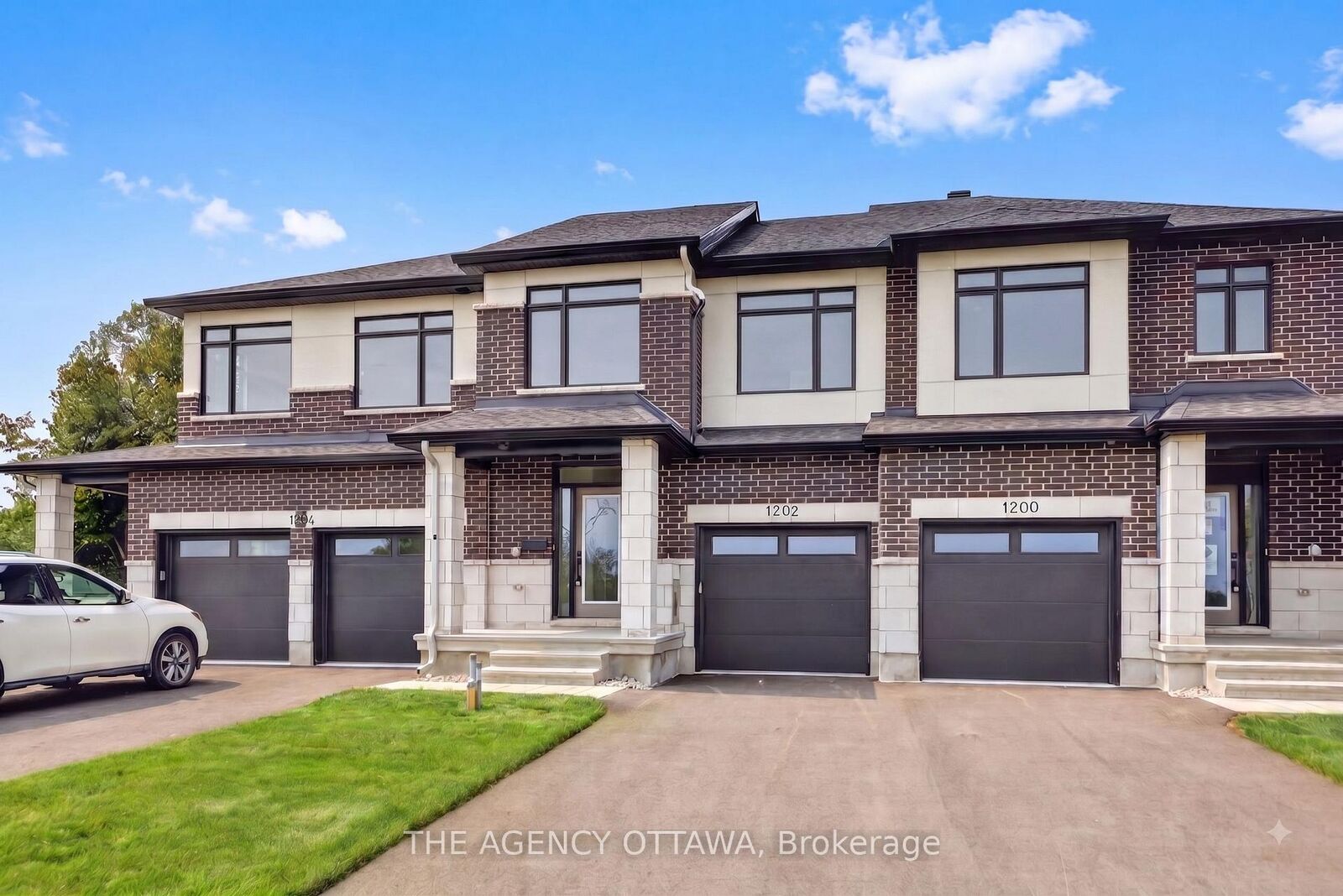 Property Photo: 1202 Spoor Street ON K2K 1X7