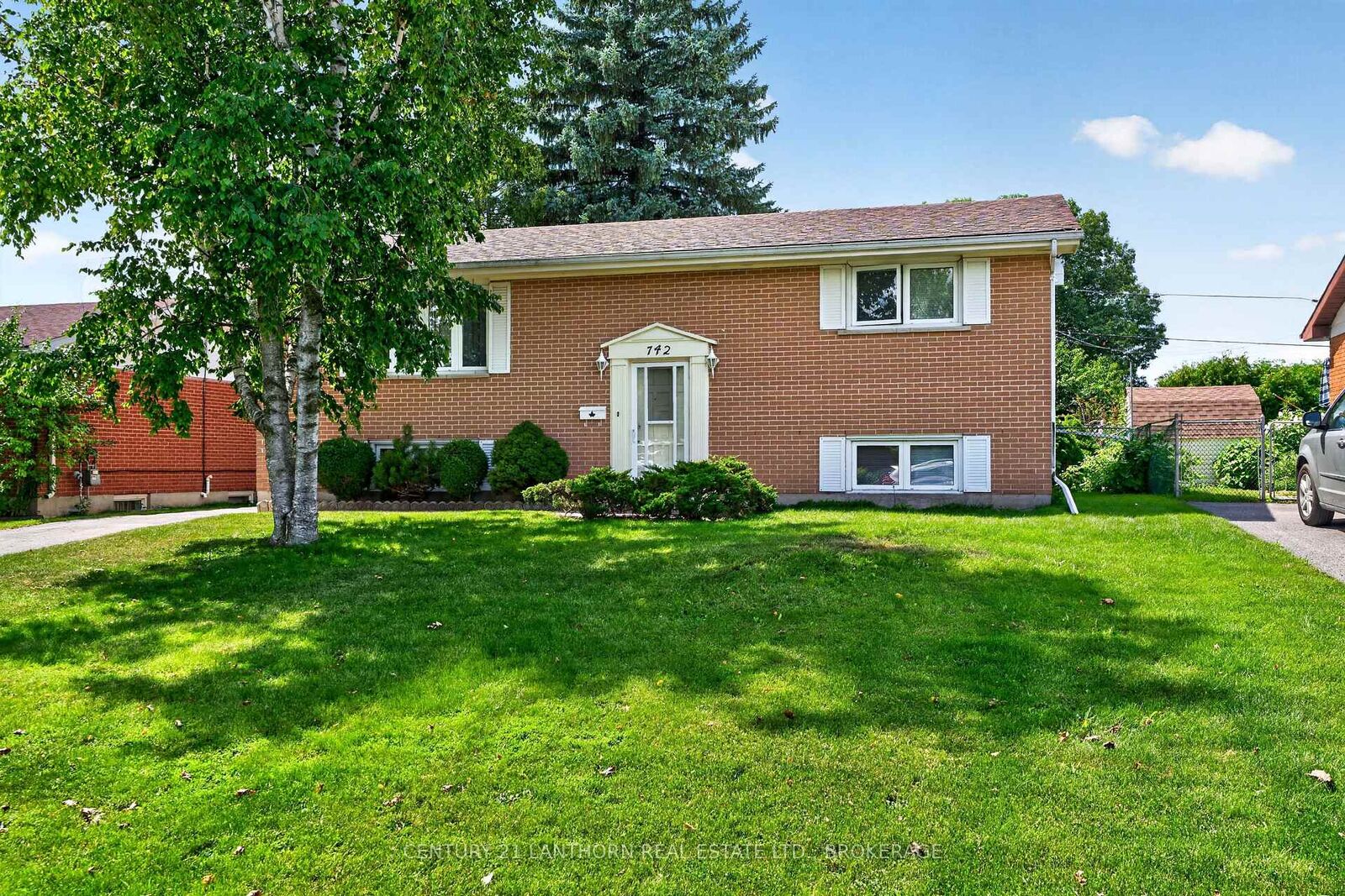 Property Photo:  742 Laidlaw Crescent  ON K7M 5M5 
