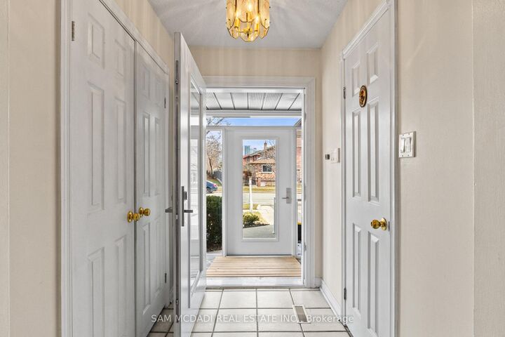 Property Photo: 1004 Queensbridge Drive ON L5C 3R1