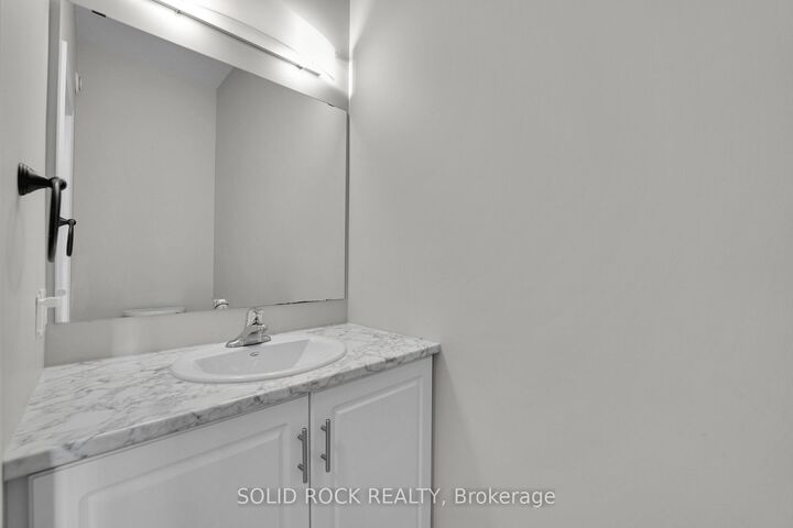 Property Photo:  82 O'Donovan Drive  ON K7C 0S2 