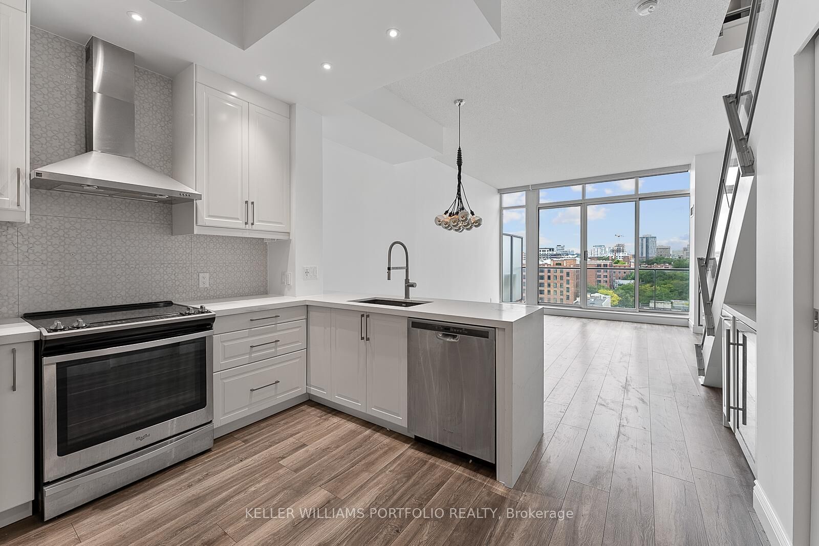 Property Photo: 388 Richmond Street W 918 ON M5V 3P1