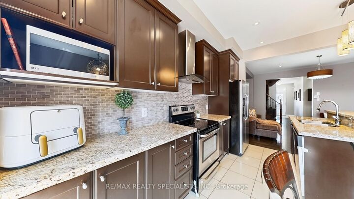Property Photo: 30 Pendulum Circle ON L6R 3N6