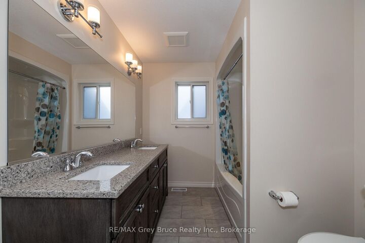 Property Photo:  2591 7th Avenue E  ON N4K 6V1 