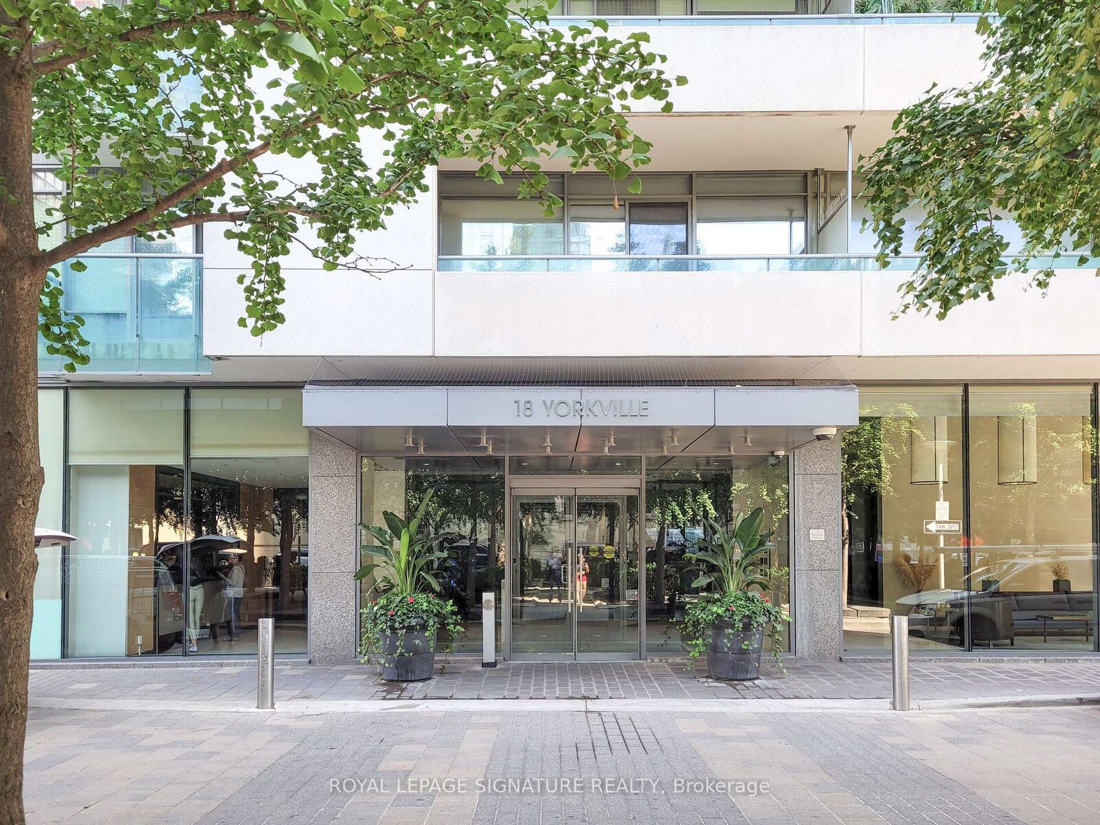 Property Photo:  18 Yorkville Avenue 2205  ON M4W 3Y8 