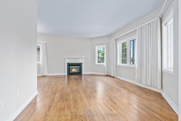 Property Photo: 10 Orchard Park Gate ON L6R 1W5