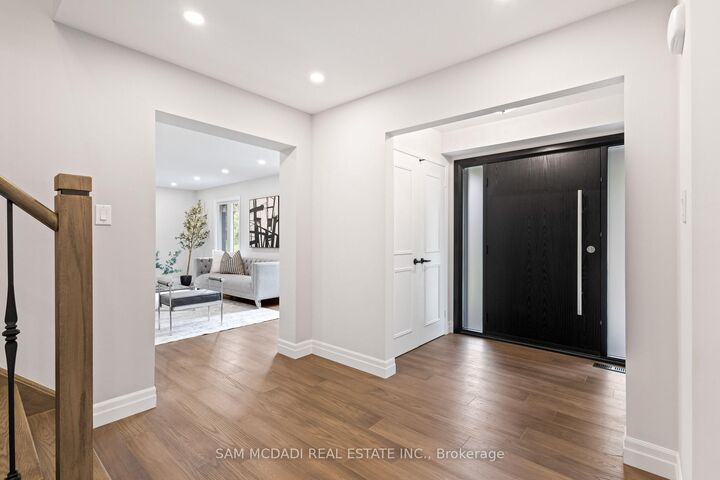 Property Photo: 2535 Robin Drive ON L5K 2G2