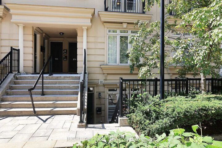 Property Photo: 88 Carr Street 19 ON M5T 1B7