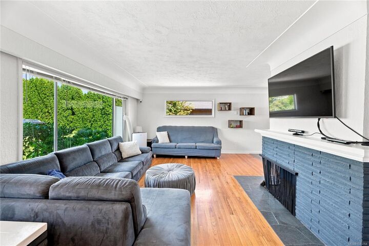 Property Photo: 503 Whiteside St BC V8Z 1Y3