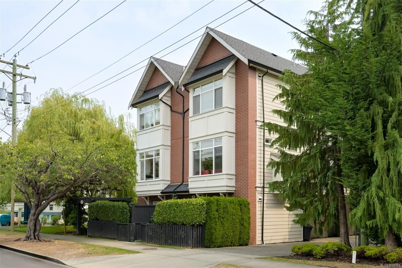 Property Photo: 1521 Belcher Ave #4 BC V8R 4N2