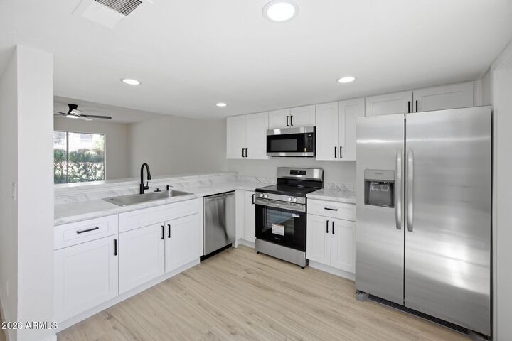 Property Photo: 19601 N 7 Th Streets N 1093 AZ 85024