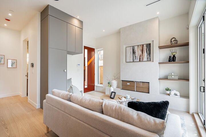 Property Photo:  456 E 38th Avenue 2  BC V5W 1H7 