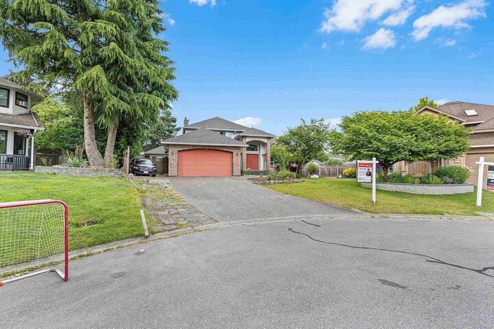 14247 86 Avenue — photo 1