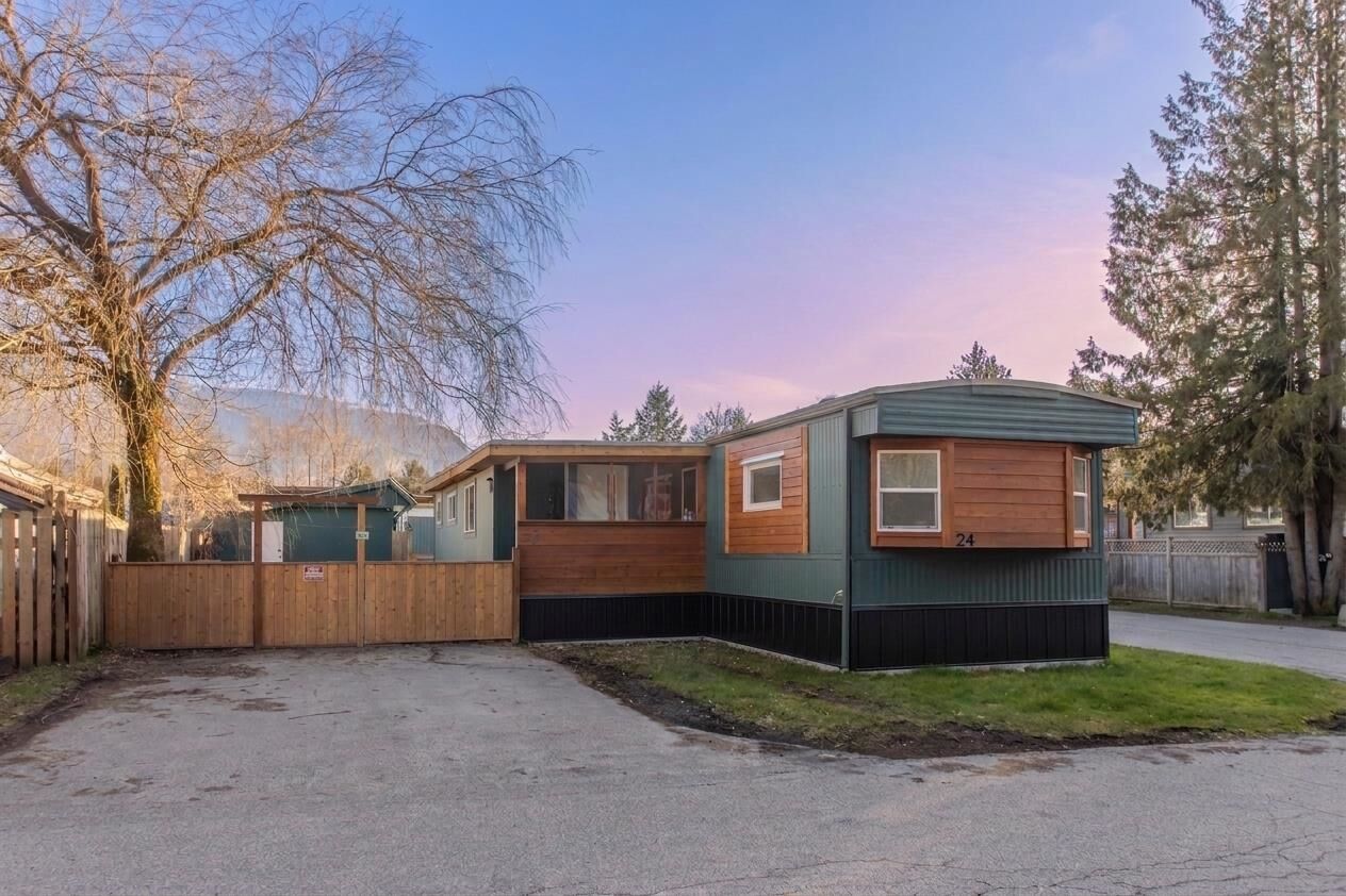 Property Photo: 40157 Government Road 24 BC V8B 0N7