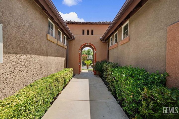 Property Photo: 8622 Bolsena Lane CA 93312