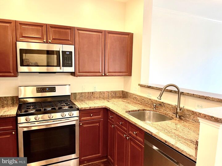 Property Photo: 1645 International 221 VA 22102