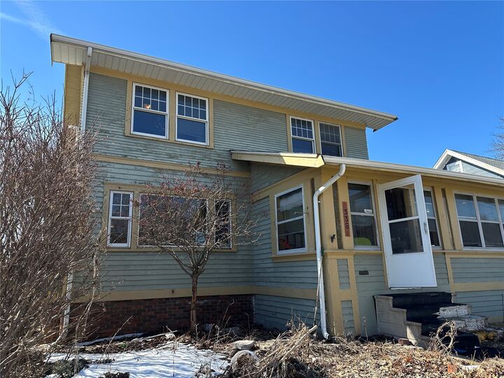 Property Photo:  335 SE 19th Street  IA 52403 