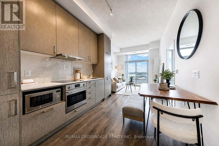 Property Photo:  60 Honeycrisp Crescent 917  ON L4K 0N5 