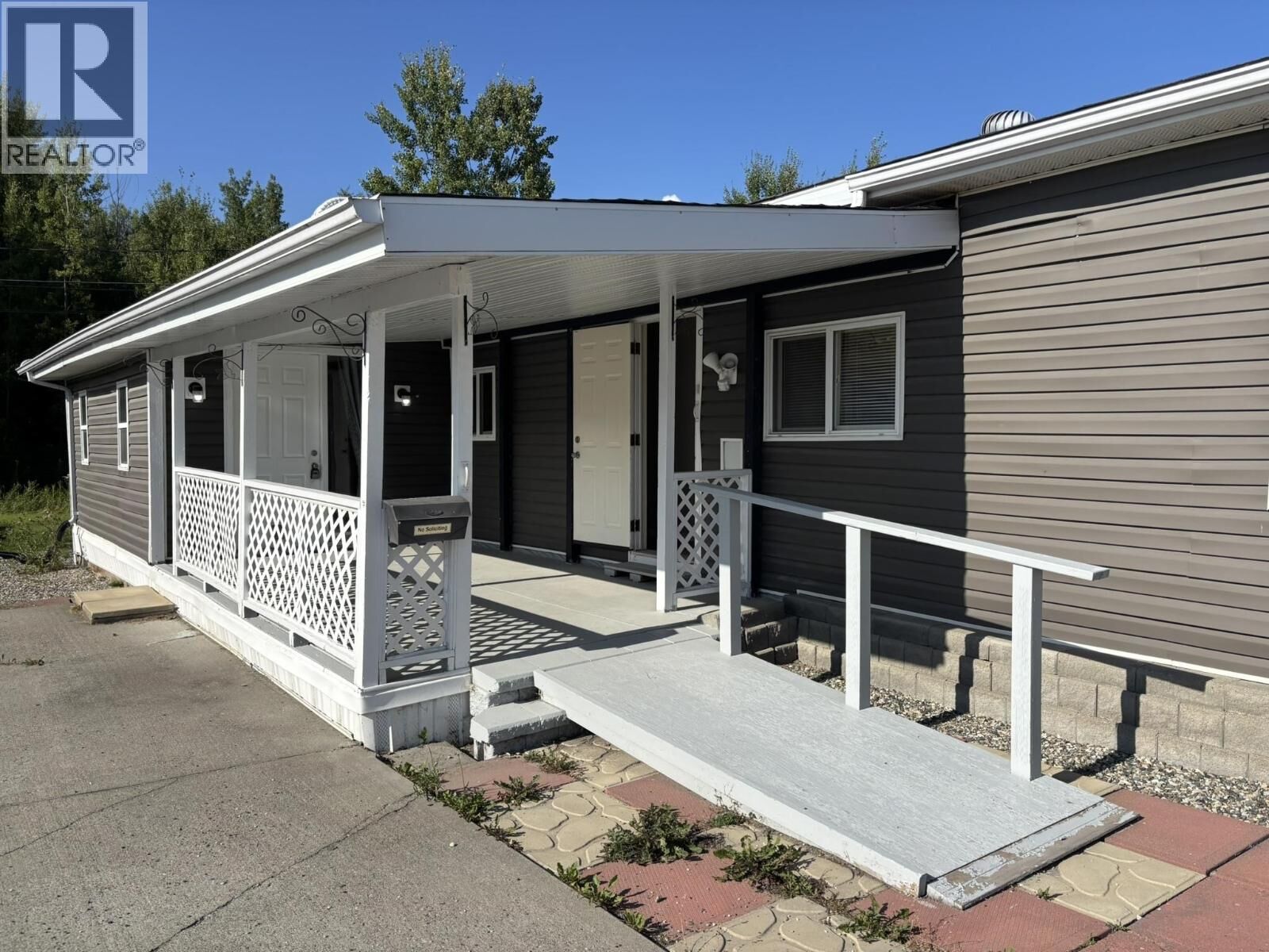 Property Photo: 562 Elm Street 17 BC V2J 1X3