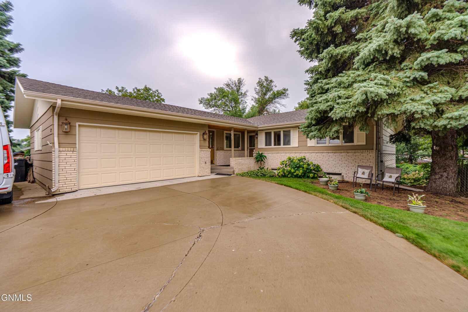 Property Photo:  237 Redstone Drive  ND 58503 