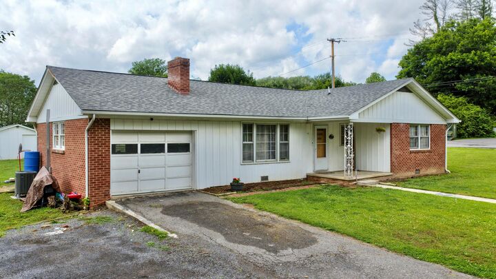 Property Photo:  123 E Chestnut  WV 24910 