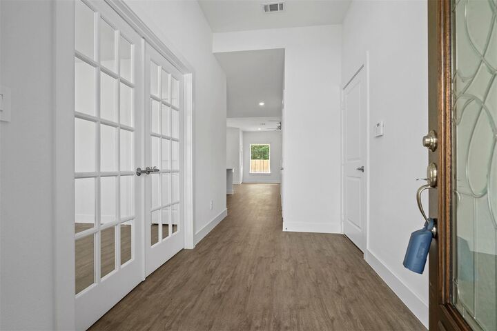 Property Photo: 906 Golden Willow Lane TX 77304