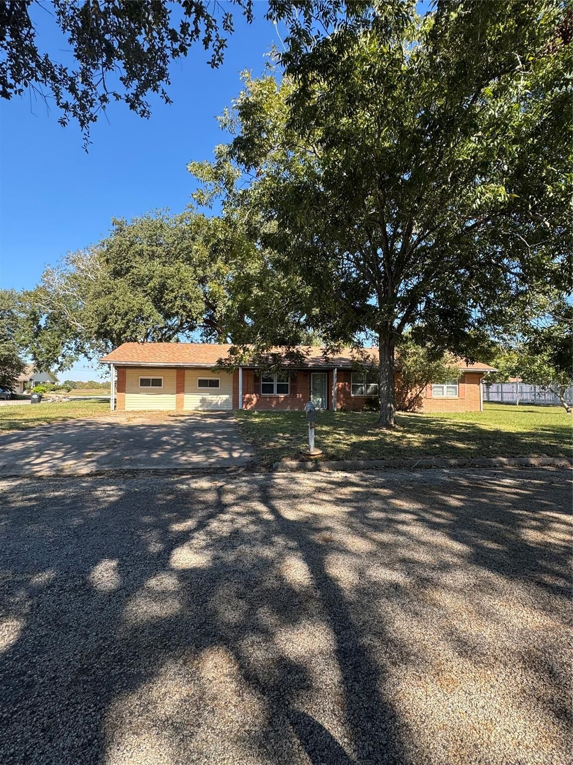 Property Photo: 416 Mertie TX 77465-4441