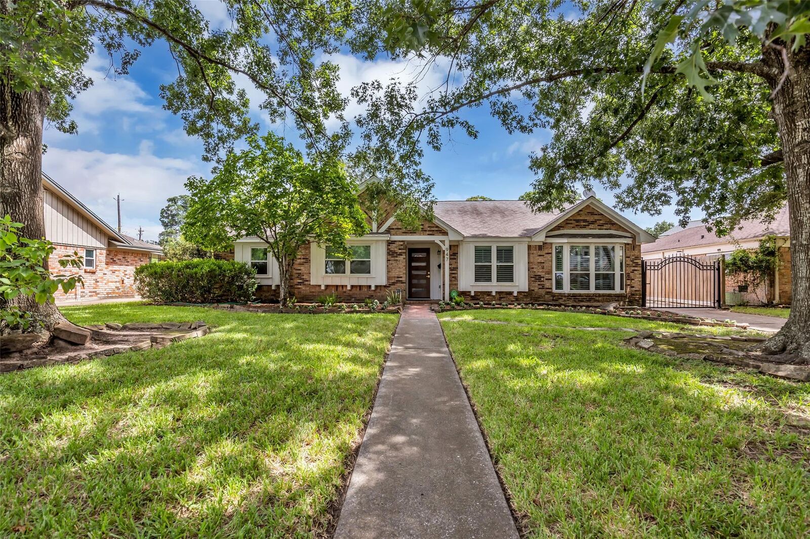 Property Photo:  947 Thornton Road  TX 77018 