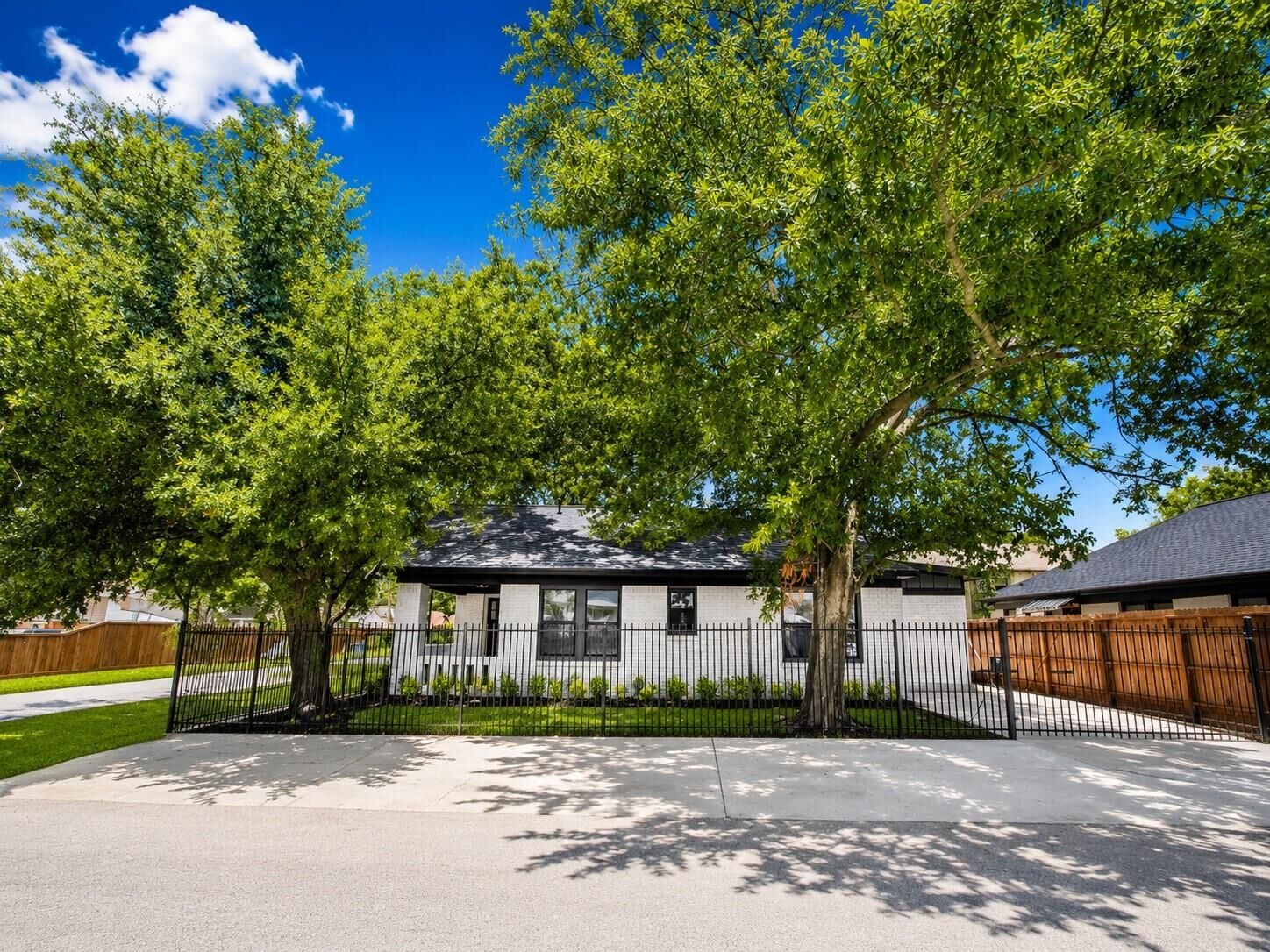Property Photo:  2602 Atlantic Street  TX 77009 