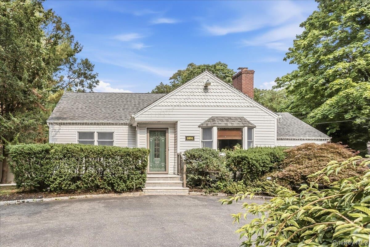 Property Photo:  1091 Westminster Avenue  NY 11746 
