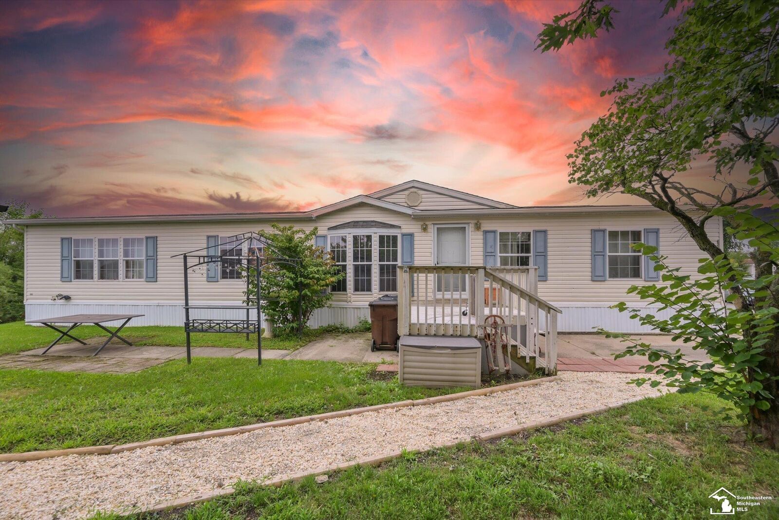 Property Photo:  584 Pine Tree  MI 48162 