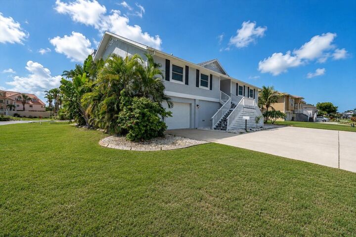 Property Photo: 6501 Mockingbird Way S FL 33707