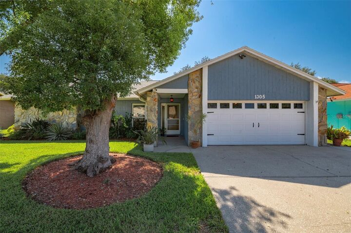 Property Photo: 1305 Windjammer Place FL 33594