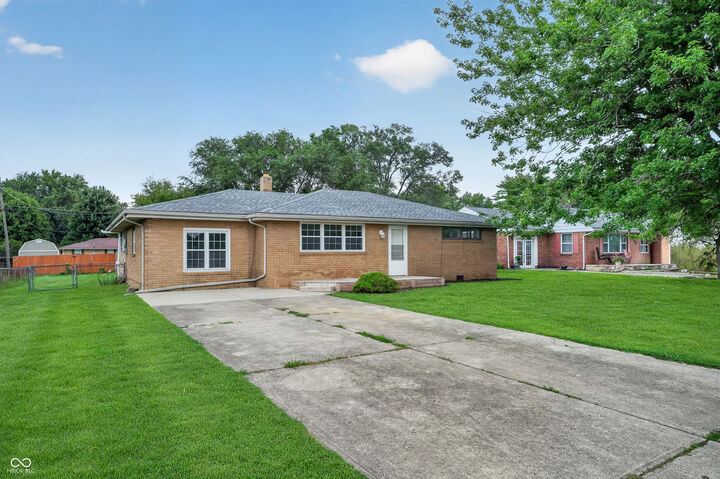 Property Photo:  726 E School Street  IN 46012 