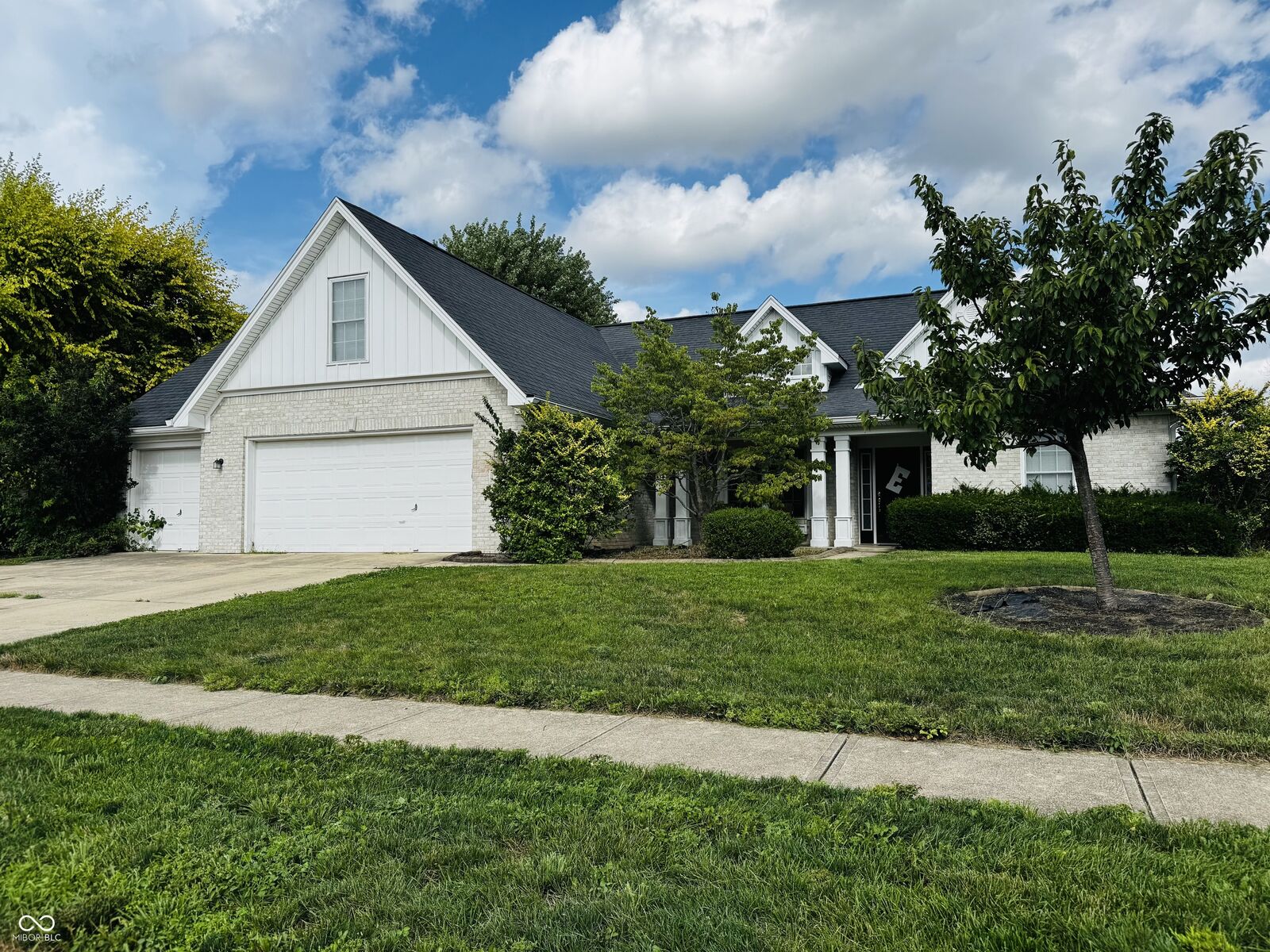 Property Photo: 1071 Bennington Court IN 46143