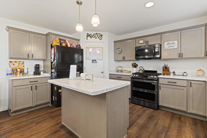 Property Photo:  906 Ridge Ct  WI 53094 