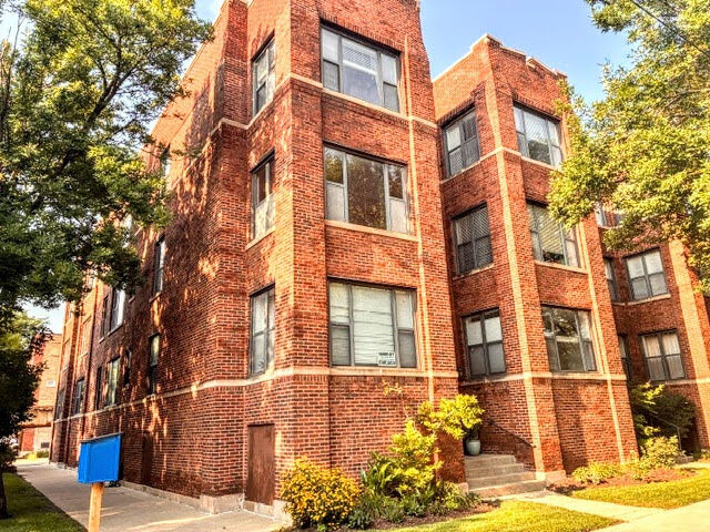 Property Photo:  2458 W Eastwood Avenue 2  IL 60625 