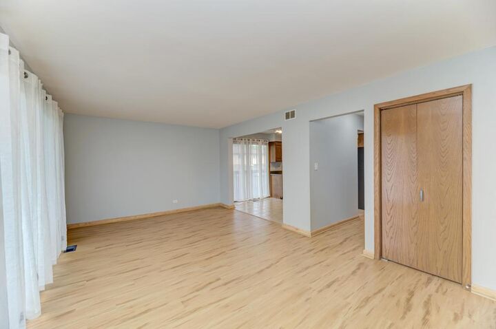 Property Photo:  226 Manor Drive 1  IL 60451 