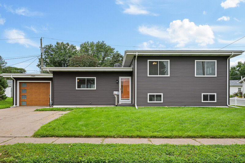 Property Photo:  1563 W Garfield Street  IA 52804 