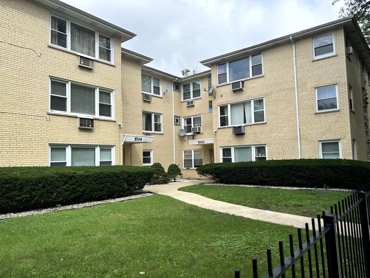 Property Photo:  5700 W Montrose Avenue 1-C  IL 60634 