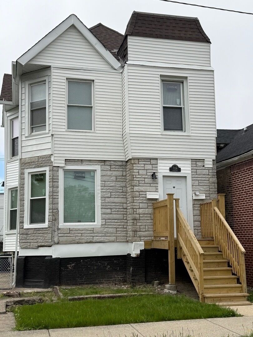 Property Photo: 7326 S Woodlawn Avenue 2 IL 60619