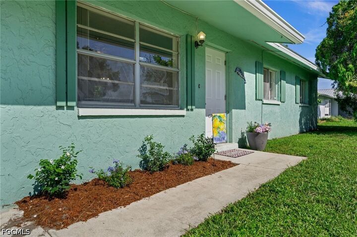 Property Photo:  2976 Ribbon Court  FL 33905 