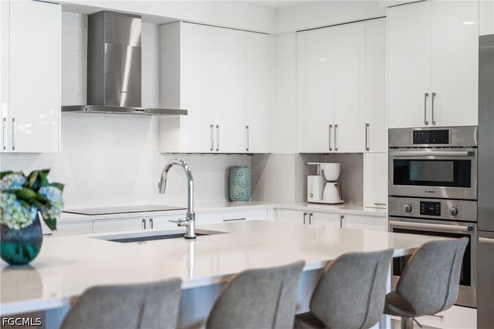 Property Photo: 1115 Central Avenue 557 FL 34102