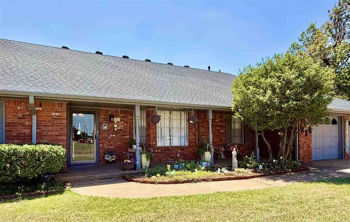 Property Photo:  214 W Broadway Avenue  OK 73016 