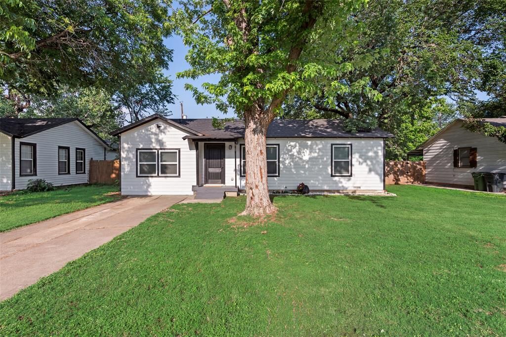 Property Photo: 228 Harrison Lane TX 76053