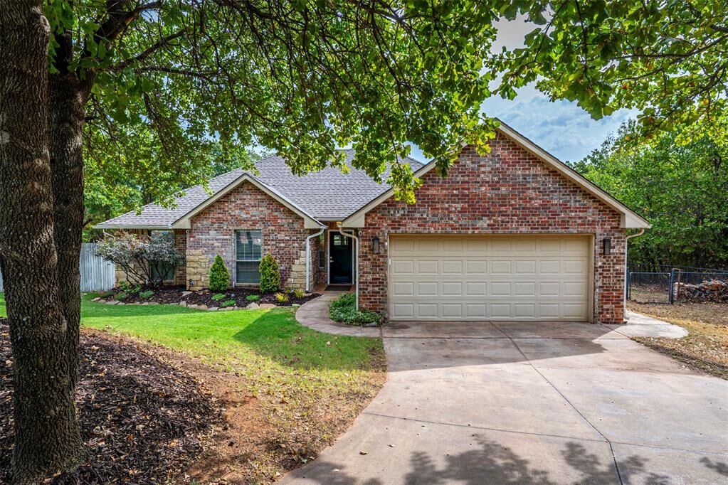 Property Photo:  139 Tulip Trail  OK 73025 