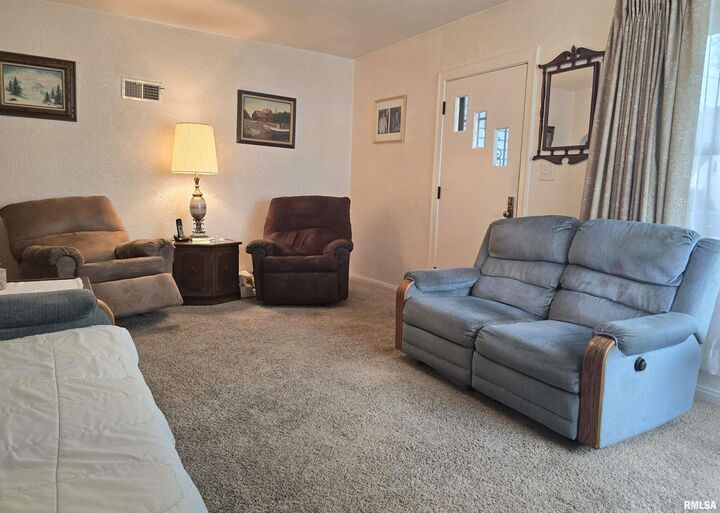 Property Photo:  1710 Crescent Drive  IL 61554 