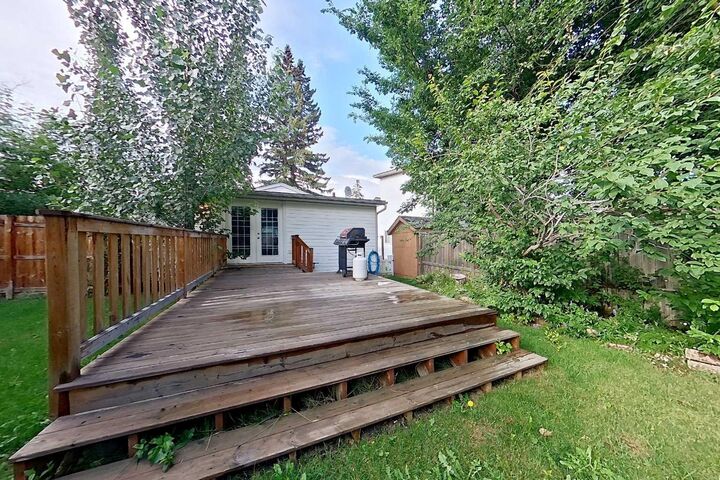 Property Photo: 5115 48 Avenue AB T4S 1G6