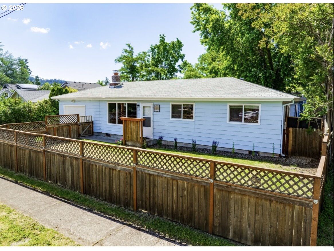 Property Photo:  130 E 31st Ave  OR 97405 