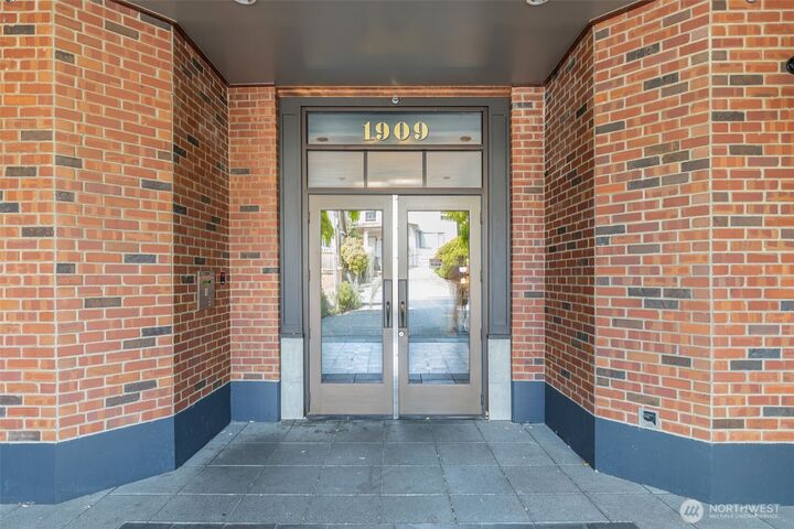 Property Photo:  1909  10th Avenue W 206  WA 98119 